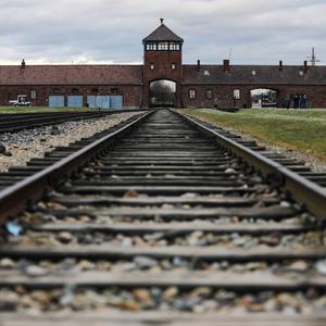 Das Eingangstor des Konzentrationslagers Auschwitz-Birkenau in Polen