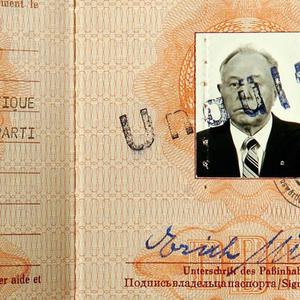 Ein Diplomatenpass des ehemaligen DDR-Stasi-Chefs Erich Mielke liegt am Donnerstag (19.08.2004) in Hamburg in der Auslage eines Hamburger Auktionshauses.