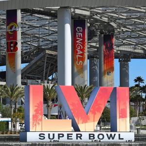 Das Logo des 56. Super Bowls steht vor dem SoFi-Stadion in Inglewood, USA.