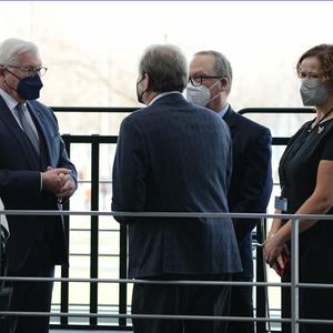 Bundespräsident Frank-Walter Steinmeier unterhält sich mit den weiteren Kandidaten Gerhard Trabert (M), Max Otte und Stefanie Gebauer (r) vor Beginn der Bundesversammlung im Paul-Löbe-Haus. 