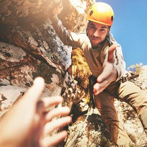 Klettern am Berg: Mit wachsendem Selbstvertrauen wächst die Fähigkeit, anderen zu vertrauen und deren Vertrauen zu gewinnen.
