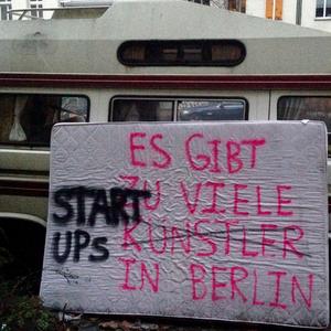 Ein eindeutiges Statement, gesprüht auf eine Matratze, an ein Wohnmobil gelehnt, das als Coworkingspace nahe der Factory Kreuzberg dient.