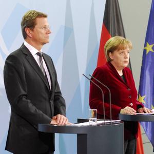 Bundesausenminister Guido Westerwelle (FDP) und Bundeskanzlerin Angela Merkel (CDU) während einer Pressekonferenz am 14.3.2011 zur Lage in Japan nach der Atomkatastrophe in Fukushima und zur Laufzeitverlängerung Deutscher Atomkraftwerke