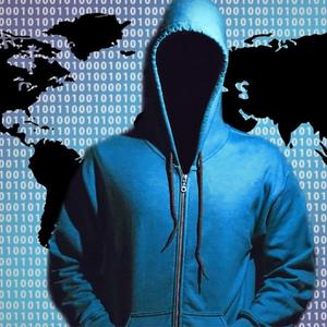 Ein Internetaktivist im Kapuzenhoodie ohne Gesicht vor einer Weltkarte.