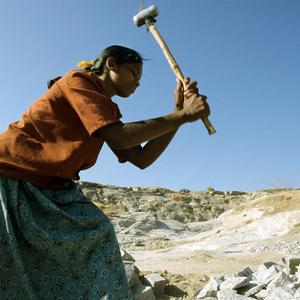 Frau aus der Kaste der Unberührbaren (Dalit) arbeitet in einem Steinbruch bei Madurai