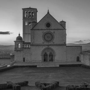 Die Basilika des Heiligen Franz von Assisi in Umbrien bei Sonnenuntergang.