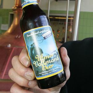 Braumeister Gustav Bauhöfer hält am Mittwoch (22.02.2006) in seiner Brauerei in Renchen-Ulm (Ortenaukreis) eine Flaschen Vollmondbier in der Hand.