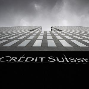 Das Logo der Schweizer Bank Credit Suisse am Gebäude