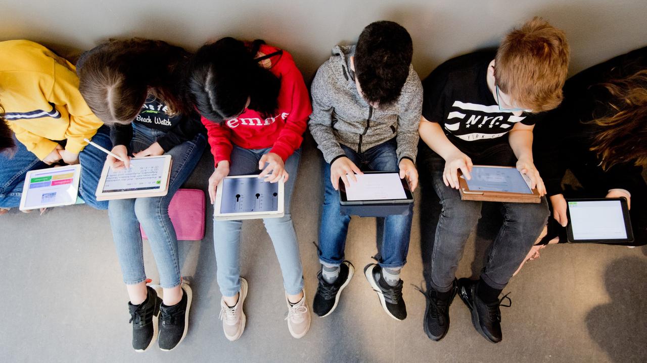 Kinder mit Tablets (Bild: picture-alliance/dpa)