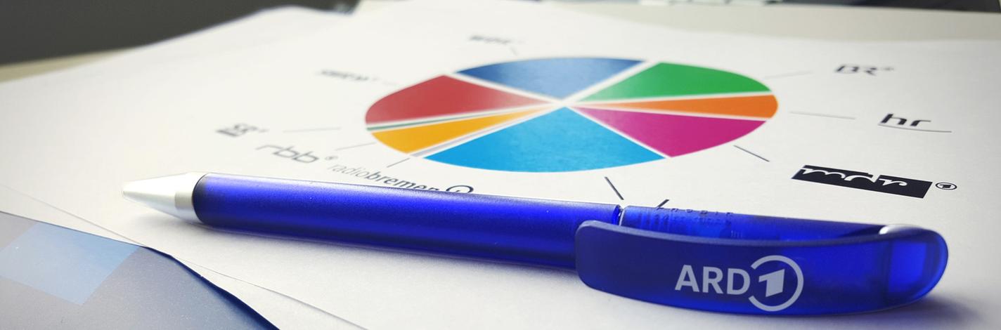 Beteiligungen der ARD: ARD-Stift auf Papieren mit Tortengrafik