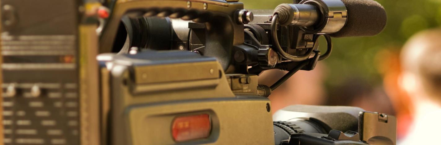 Hinteransicht auf eine Filmkamera