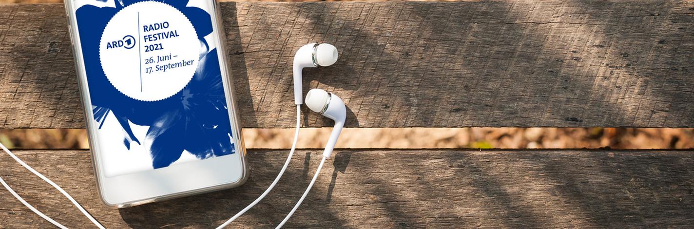 ARD Radiofestival 2021: Smartphone und Kopfhörer auf Holzbrettern