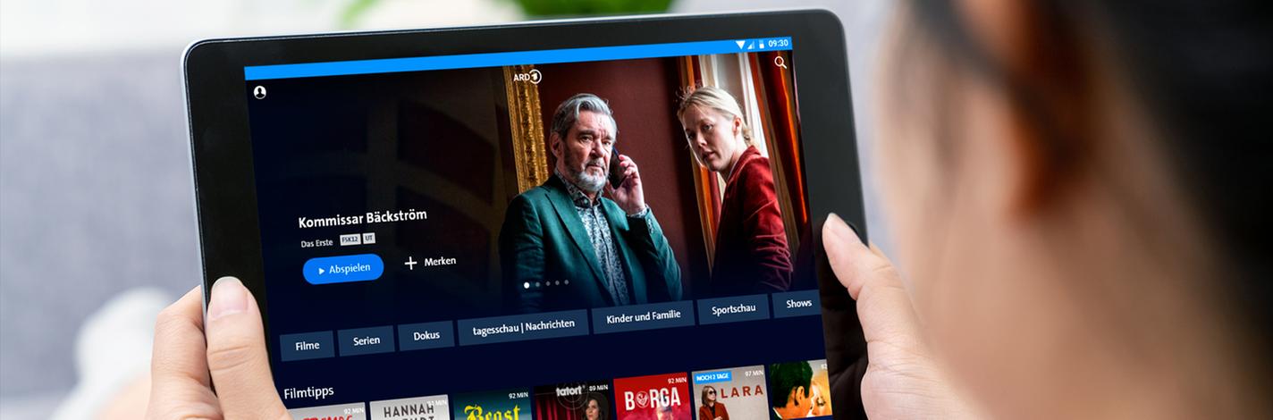 Eine Frau betrachtet die ARD Mediathekauf einem Tablet