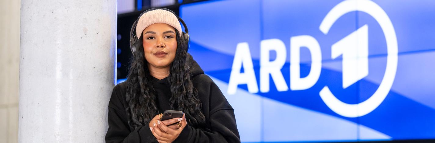 Junge Frau mit Kopfhörern und Smartphone vor ARD-Logo