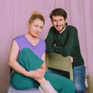Die-Lösung-Hosts Verena Fiebiger und Sina Haghiri