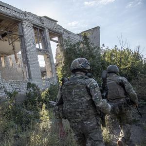 September 2023: Soldaten der 62. Brigade der ukrainischen Armee vor einem zerstörten Gebäude in der Region Kharkiv.