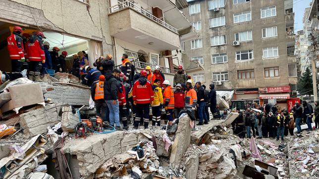 Eine 27-jährige Frau kann 28 Stunden nach dem Erdbeben unter den Trümmern eines eingestürzten Gebäudes in Diyarbakir in der Türkei gerettet werden. 