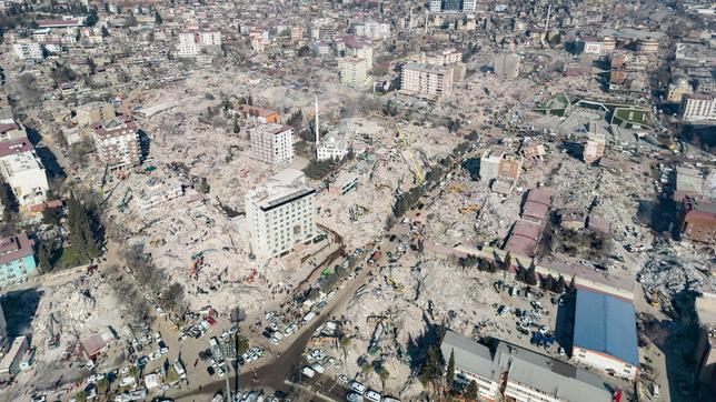Dem Erdboden gleich gemacht sind unzählige Häuser der Provinzhauptstadt ahramanmaras nach dem Erdbeben (Luftaufnahme mit einer Drohne). Fast eine Woche nach der Erdbeben-Katastrophe im türkisch-syrischen Grenzgebiet ist die Zahl der Toten auf mehr als 30.000 gestiegen. 