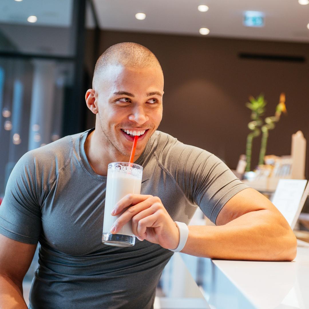 Ein junger Mann trinkt in einem Fitnessstudio einen Eiweißshake.・Bild: picture alliance / Jan Haas | Jan Haas Ein junger Mann trinkt in einem Fitnessstudio einen Eiweißshake.