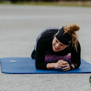 Eine Frau auf der Fitnessmatte - Bei den Bergfreundinnen geht es ums Dranbleiben