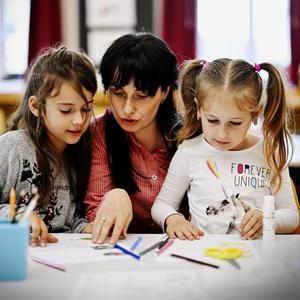 Die ukrainischen Flüchtlingskinder Veronika, links, und Alina, mit Lehrerin Alina Tochenyuk im Unterricht