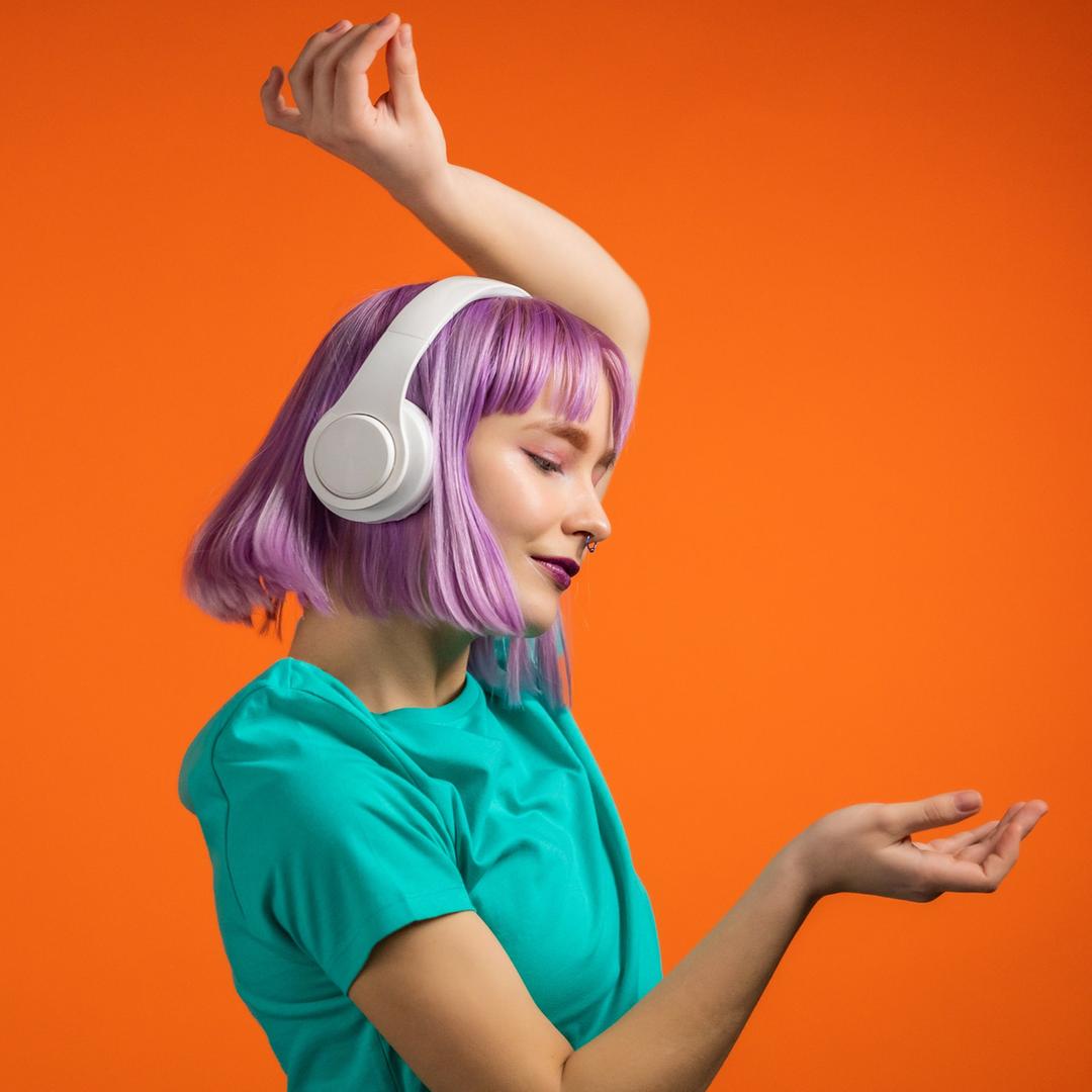 Eine Frau trägt Kopfhörer und tanzt