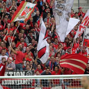 Singende Fußballfans im Stadion