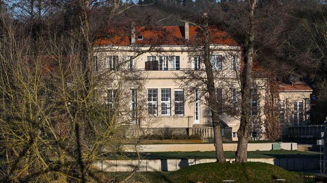 Bild: picture alliance/dpa | Jens Kalaene Blick auf ein Gästehaus in Potsdam, in dem AfD-Politiker nach einem Bericht des Medienhauses Correctiv im November 2023 an einem Treffen teilgenommen haben sollen. Daran soll auch der bekannteste Vertreter der rechtsextremen Identitären Bewegung, Martin Sellner, teilgenommen haben.