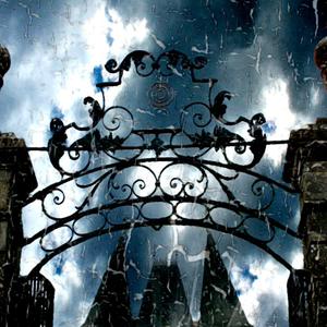 Ein schwarzes Tor vor einem dunklen Schloss bei Sturm