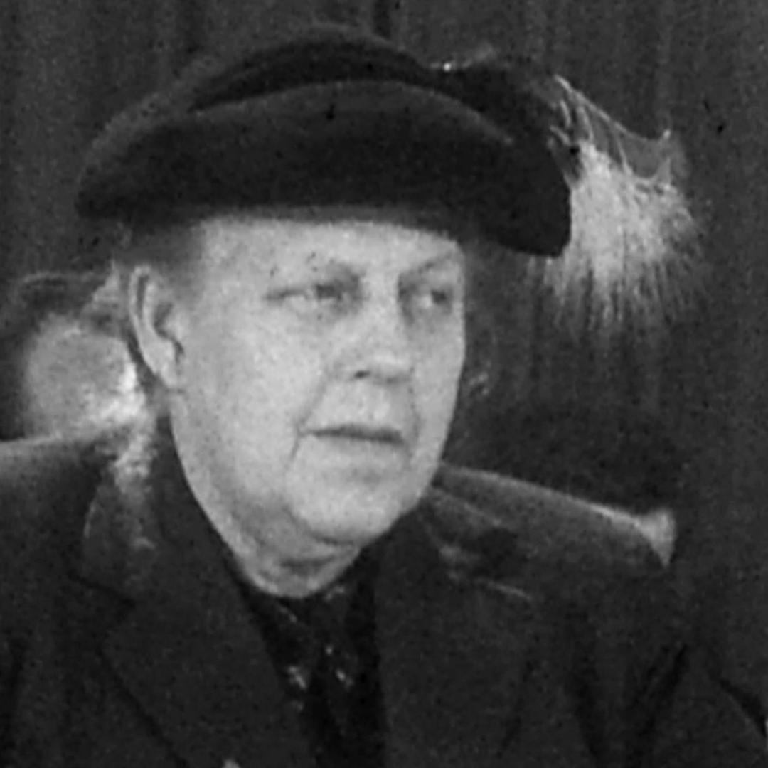 Politikerin Helene Weber mit einem Hut auf dem Kopf