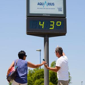 Hitzewelle: In der Stadt wird auf einer Temperaturanzeige 43 Grad angezeigt