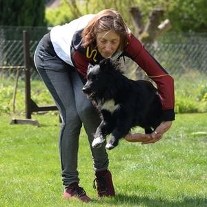 Eine Hundedresseurin und ihr Hund