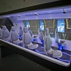 Ein hyperloop prototyp mit futuristischer Kabine.