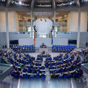 Die Abgeordneten verfolgen die Debatte im Plenum im Bundestag. Der Deutsche Bundestages stimmt der Sitzung über eine Impfpflicht gegen das Coronavirus ab.