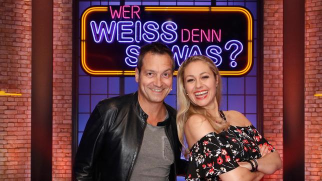 Bild: ARD/Morris Mac Matzen Der Kabarettist Dieter Nuhr und die TV-Moderatorin Ruth Moschner treten bei "Wer weiß denn sowas?" gegeneinander an.