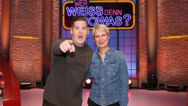 Bild: ARD/Morris Mac Matzen Die beiden Comedians Cordula Stratmann und Chris Tall treten bei "Wer weiß denn sowas?" gegeneinander an.
