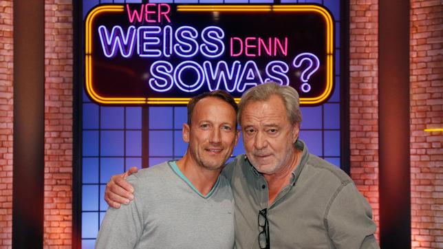 Bild: ARD/Morris Mac Matzen Die beiden Schauspieler Gerd Silberbauer und Wotan Wilke-Möhring treten bei "Wer weiß denn sowas?" gegeneinander an.