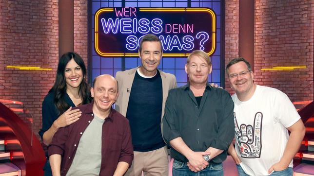 Bild: ARD/Morris Mac Matzen Moderator Kai Pflaume und seine Rateteam-Kapitäne Bernhard Hoëcker und Elton begrüßen in dieser Sendung, die Schauspielerin Bettina Zimmermann und den Schauspieler Ben Becker.