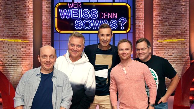 Bild: ARD/Morris Mac Matzen Moderator Kai Pflaume und seine Rateteam-Kapitäne Bernhard Hoëcker und Elton begrüßen in dieser Sendung, die beiden Comedians Jörg Knör und Ralf Schmitz