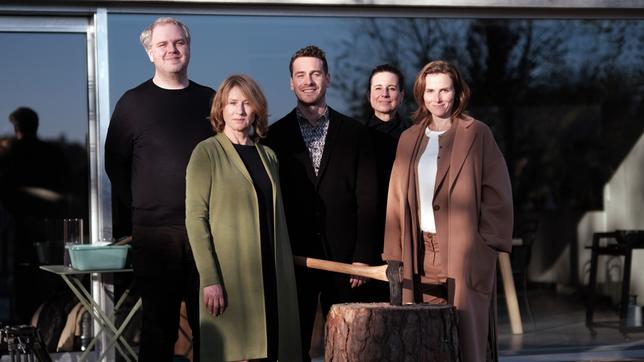 Dreharbeiten zu "Der neue Freund" (AT) - v. li.: Dustin Loose, Corinna Harfouch, Louis Nitsche, Produzentin Sophie von Uslar und ganz rechts Karin Hanczewski. 