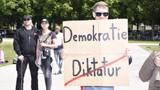 Demonstration gegen die Coronamaßnahmen auf der Theresienwiese in München