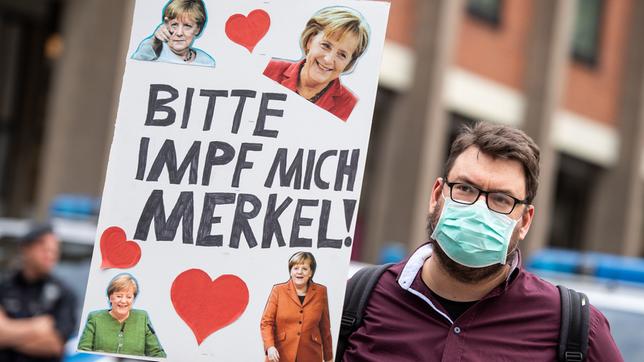 Bild: dpa Menschen demonstrieren für und gegen Corona-Schutzmaßnahmen.