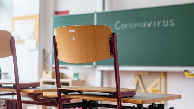 Bild: dpa/Armin Weigel "Coronavirus" steht auf einer Tafel in einem leeren Klassenzimmer in einer Schule