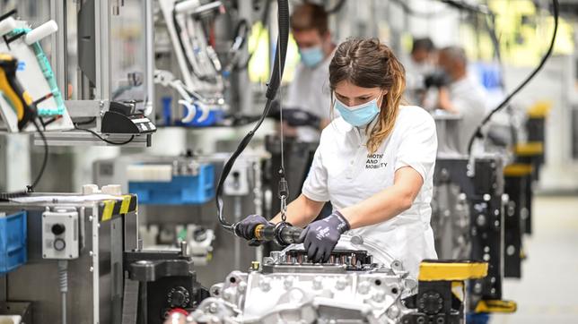 Bild: dpa/Felix Kästle Der Automobilzulieferer ZF Friedrichshafen fährt die Produktion wieder hoch.