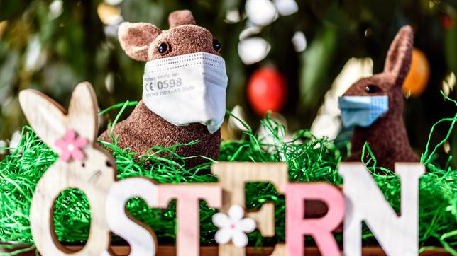 Bild: picture alliance / Geisler-Fotopress Hasen mit Masken stehen auf einem Tisch. Nach über einem Jahr Corona-Pandemie wird auch in diesem Jahr das Osterfest überschattet von einem Lockdown.