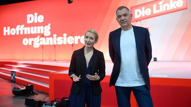 Ines Schwerdtner, Parteivorsitzende Die Linke, und Jan van Aken, Parteivorsitzender Die Linke, stehen vor Beginn des Bundesparteitages der Partei Die Linke an der Bühne auf der Messe in Chemnitz.