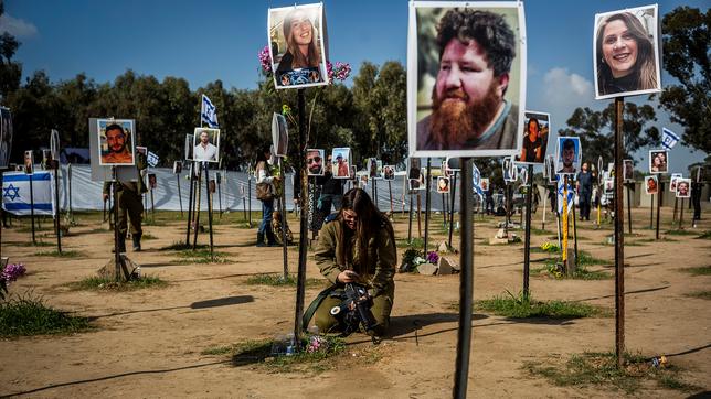 Bild: picture alliance/dpa | Ilia Yefimovich Überlebende und Angehörige der Opfer kehren auf das Gelände des elektronischen Musikfestivals Supernova, dem Ort des brutalen Terrorangriffs der Hamas vom 7. Oktober 2023, zurück.