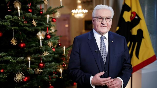 Bundespräsident Frank-Walter Steinmeier nach der Aufzeichnung seiner Weihnachtsansprache 2020 im Schloss Bellevue. 