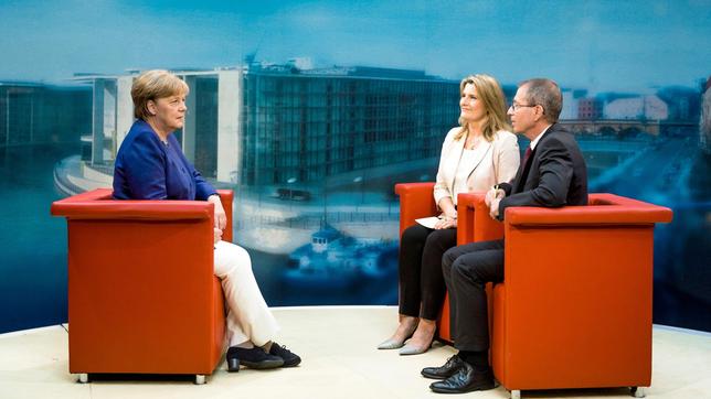 Die Moderatoren Tina Hassel und Thomas Baumann befragen die Bundeskanzlerin und CDU-Vorsitzende, Angela Merkel, beim ARD-Sommerinterview im ARD-Hauptstadtstudio.