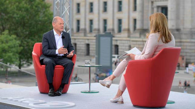 SPD-Kanzlerkandidat Olaf Scholz im ARD-Sommerinterview mit der Leiterin des ARD-Hauptstadtstudios Tina Hassel.